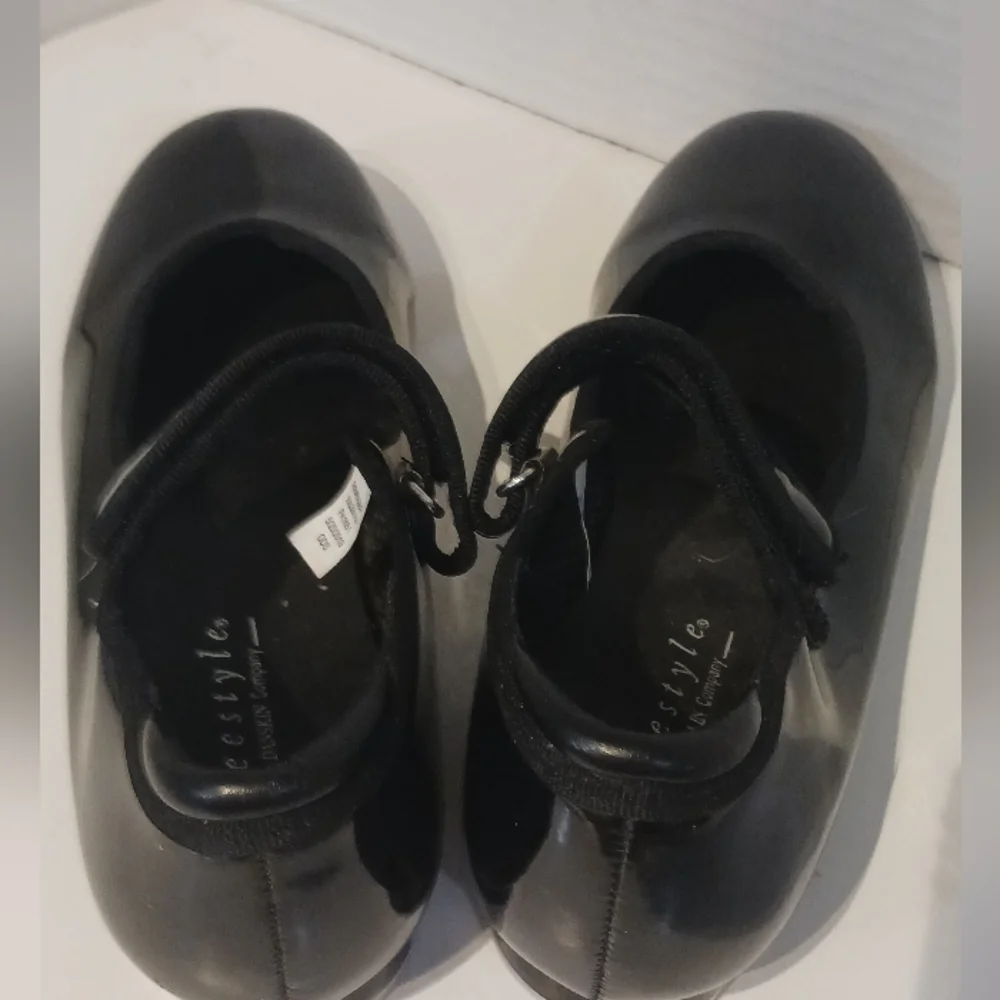 Freestyle a Danskin Company Black Patent Tap shoes ‎ sz 1